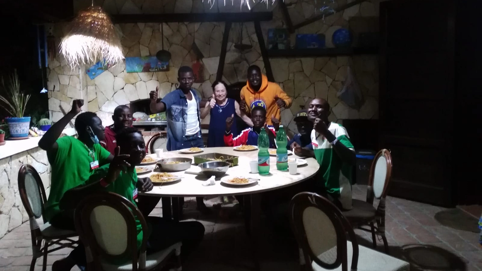 La spaghettata con i migranti a casa di Antonio Di Malta a Lampedusa