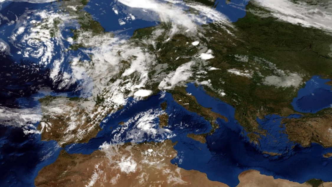 Dal satellite: il vortice ciclonico in avvicinamento dall'Atlantico (Aeronautica militare)