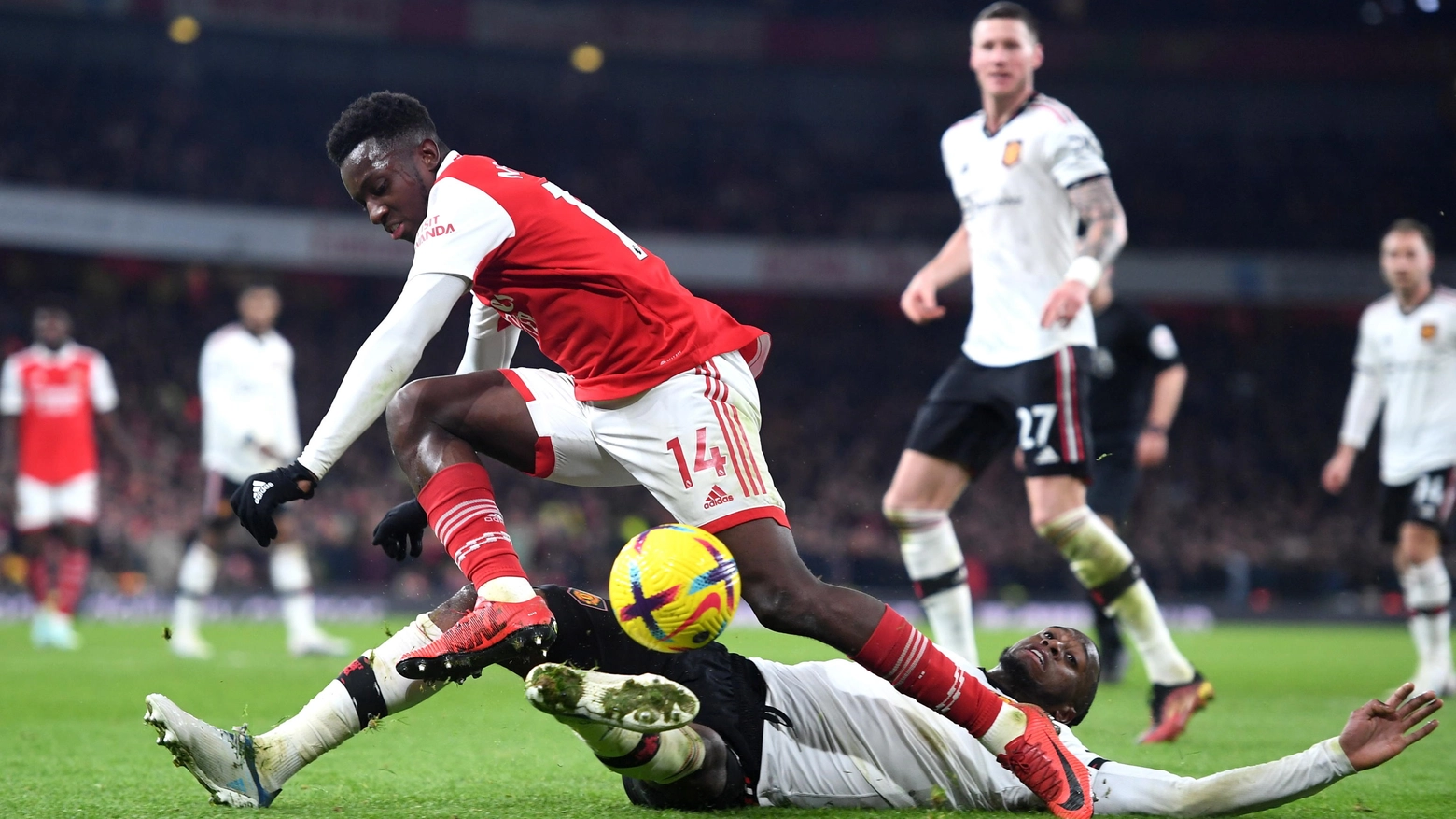 Nketiah subisce un intervento in scivolata di Wan-Bissaka in Arsenal-Manchester United