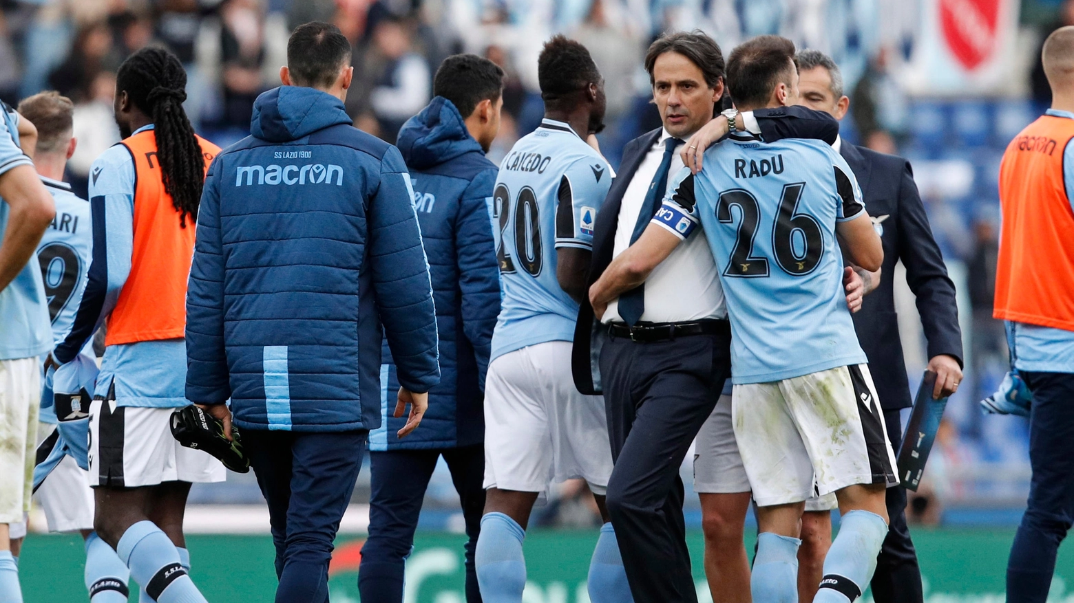 Inzaghi abbraccia Radu e Caicedo dopo la vittoria contro il Bologna