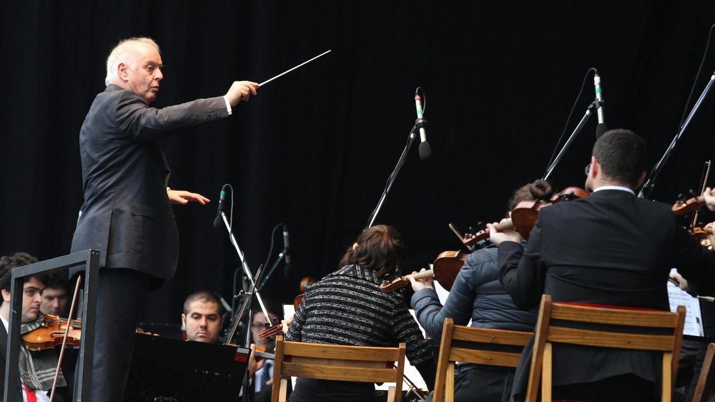 Daniel Barenboim durante un concerto (Ansa)