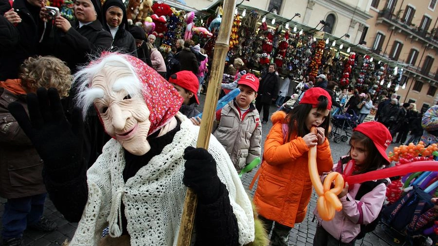La tradizionale festa della Befana a piazza Navona (Lapresse)