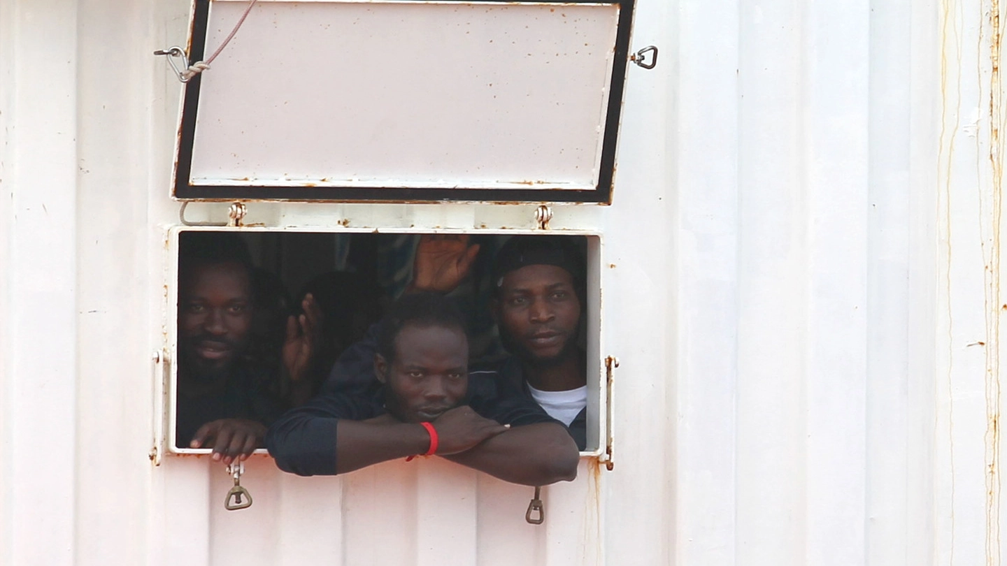 Migranti a bordo della Ocean Viking di Msf (Lapresse)
