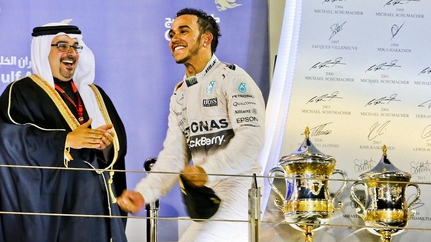 Lewis Hamilton festeggia il successo in Bahrain (Ansa)