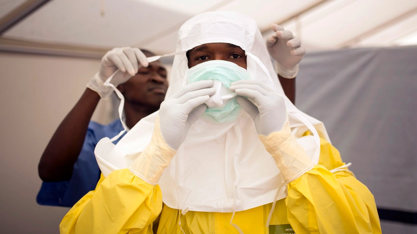 Misure protettive anti-Ebola in Africa (Reuters)