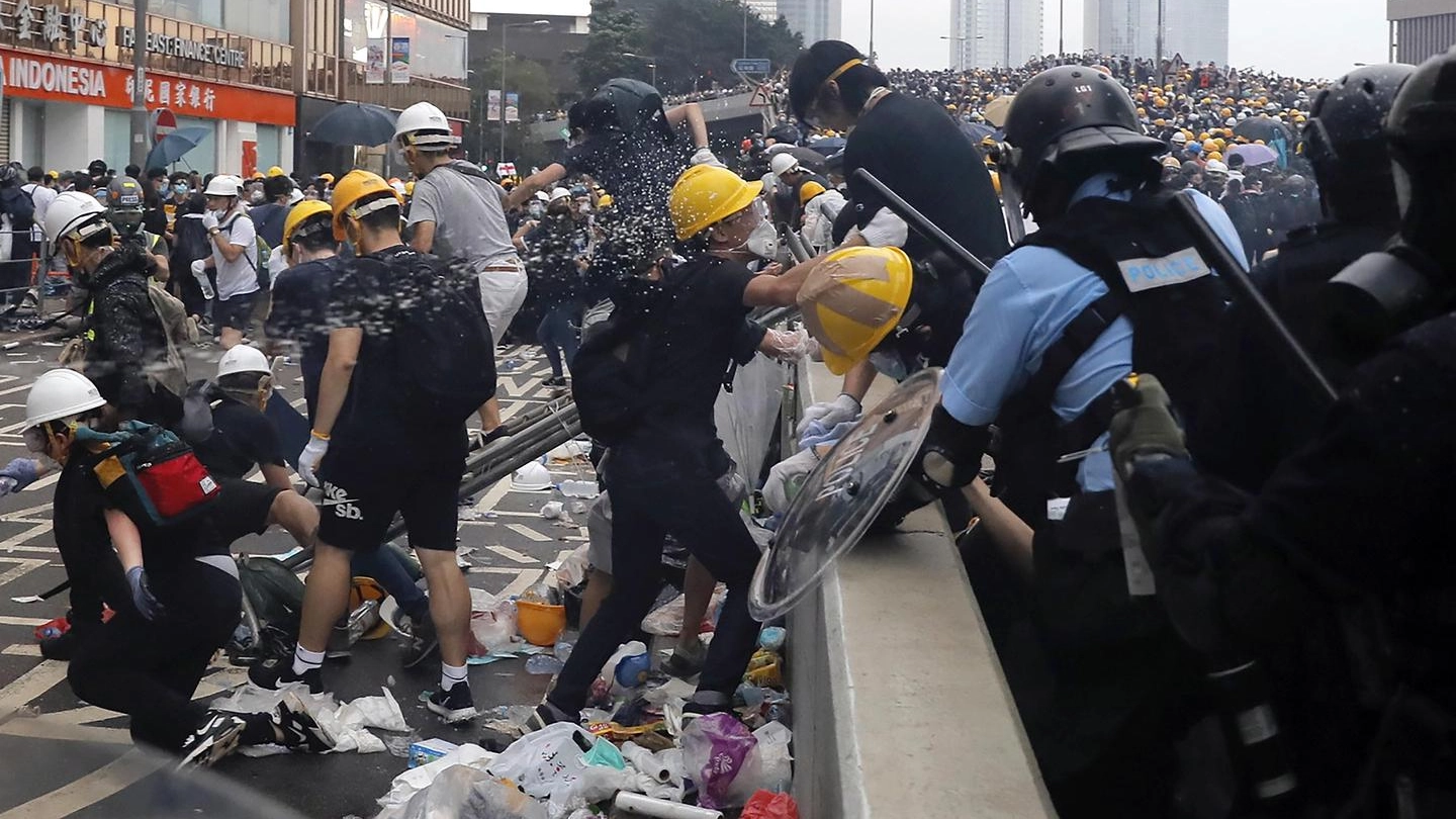 Hong Kong, scontri durante le proteste contro la legge sull'estradizione (Ansa)