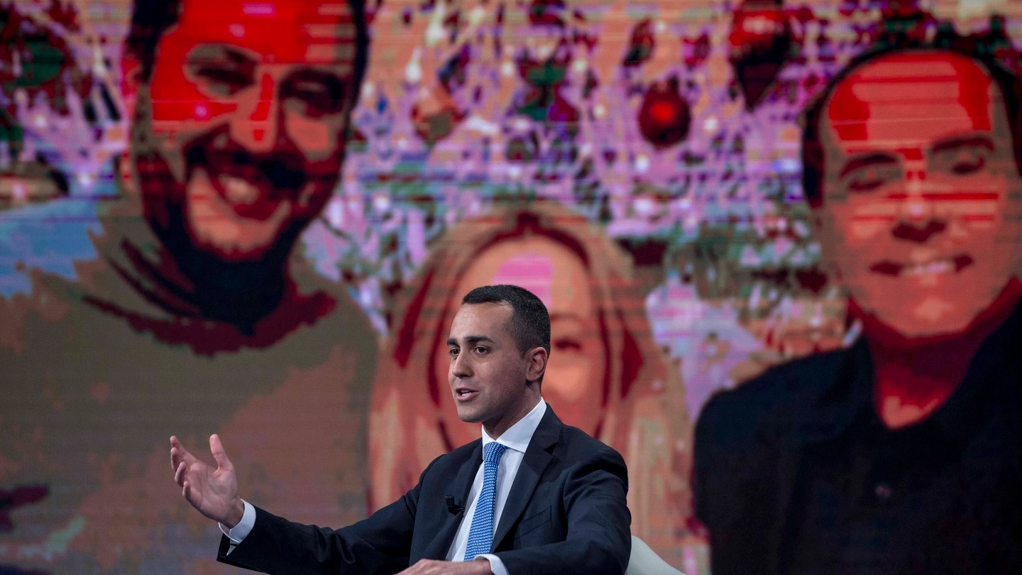 Di Maio con alle spalle le gigantografie di Salvini, Meloni e Berlusconi (Imagoeconomica)