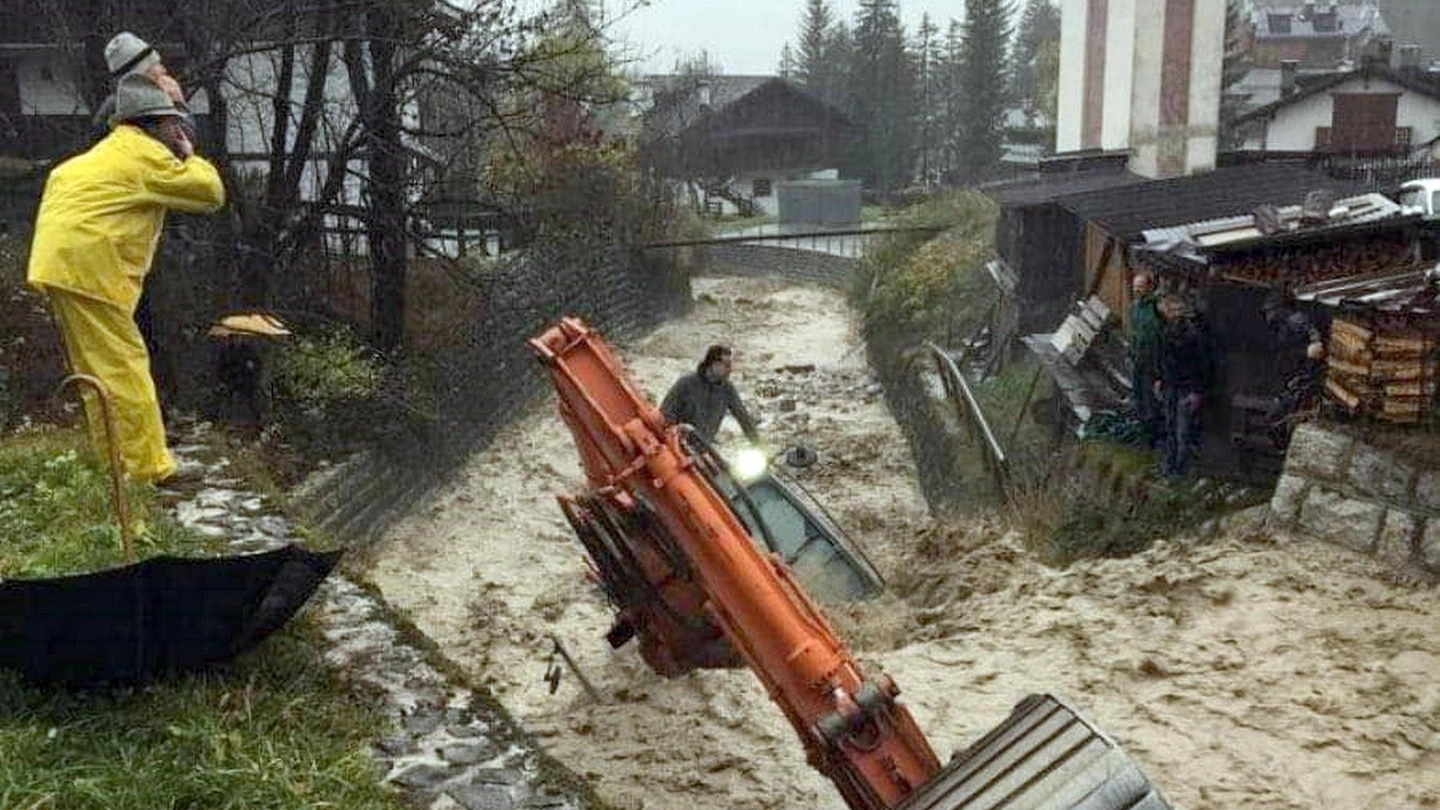 Cortina, il torrente Bigontina ingrossato spazza via una pala meccanica (Ansa)