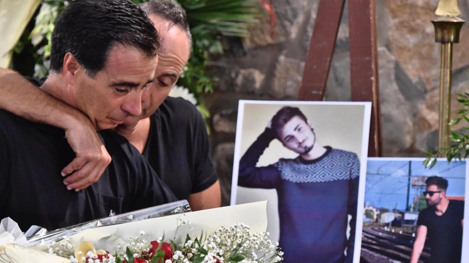 Luigi Ciatti piange sulla bara del figlio Niccolò, ucciso il 12 agosto 2017 in Spagna