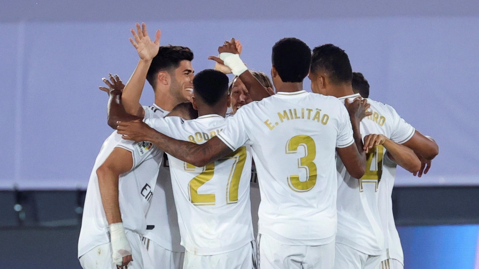 L'esultanza dei giocatori del Real Madrid dopo il gol di Asensio (Ansa)