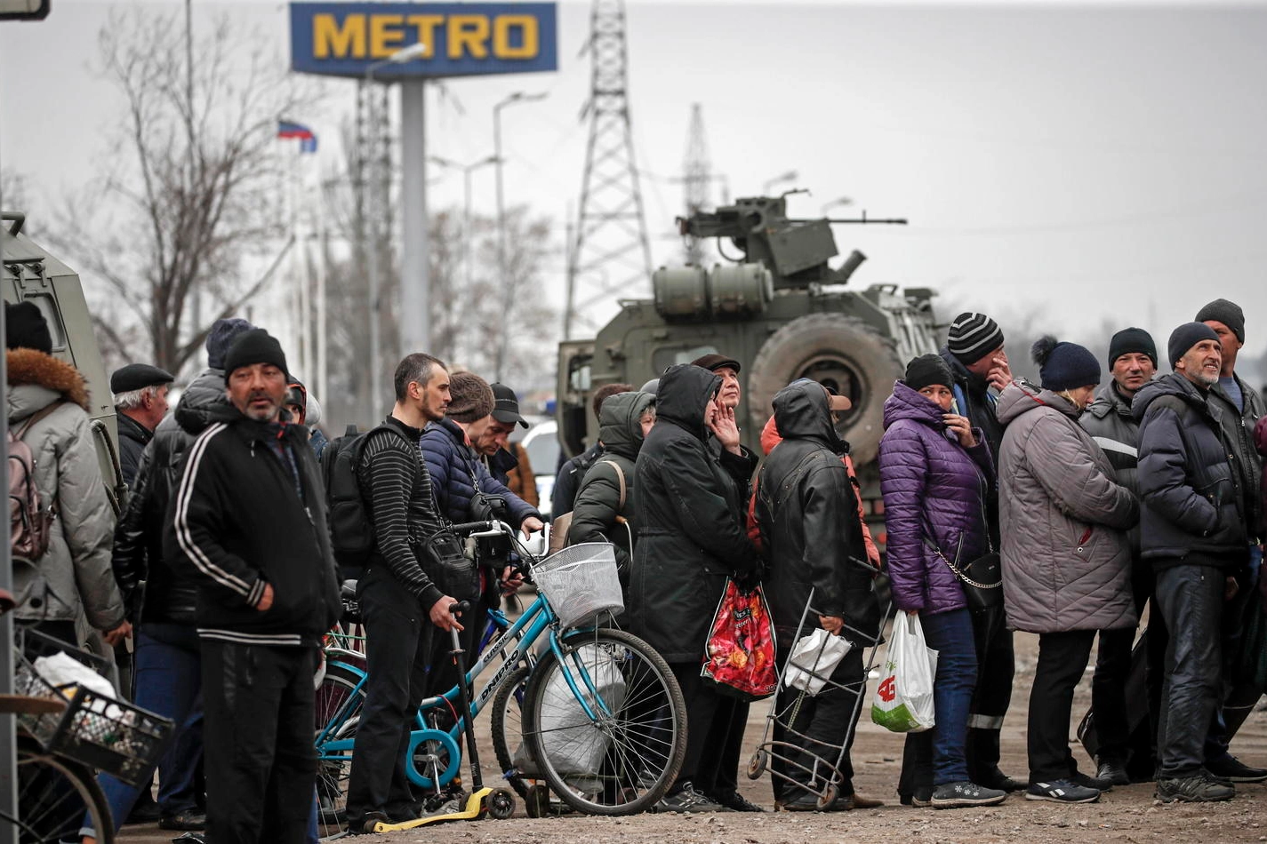 Civili di Mariupol in fila per ricevere aiuti dai russi (Ansa)