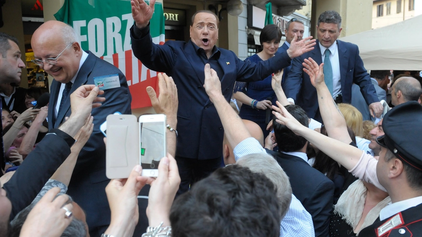Berlusconi a Saronno circondato dai fan (Newpress)