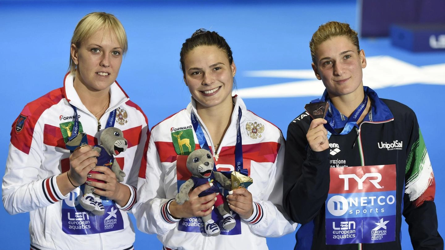 Elena Bertocchi (a destra) con la medaglia di bronzo (Ansa)