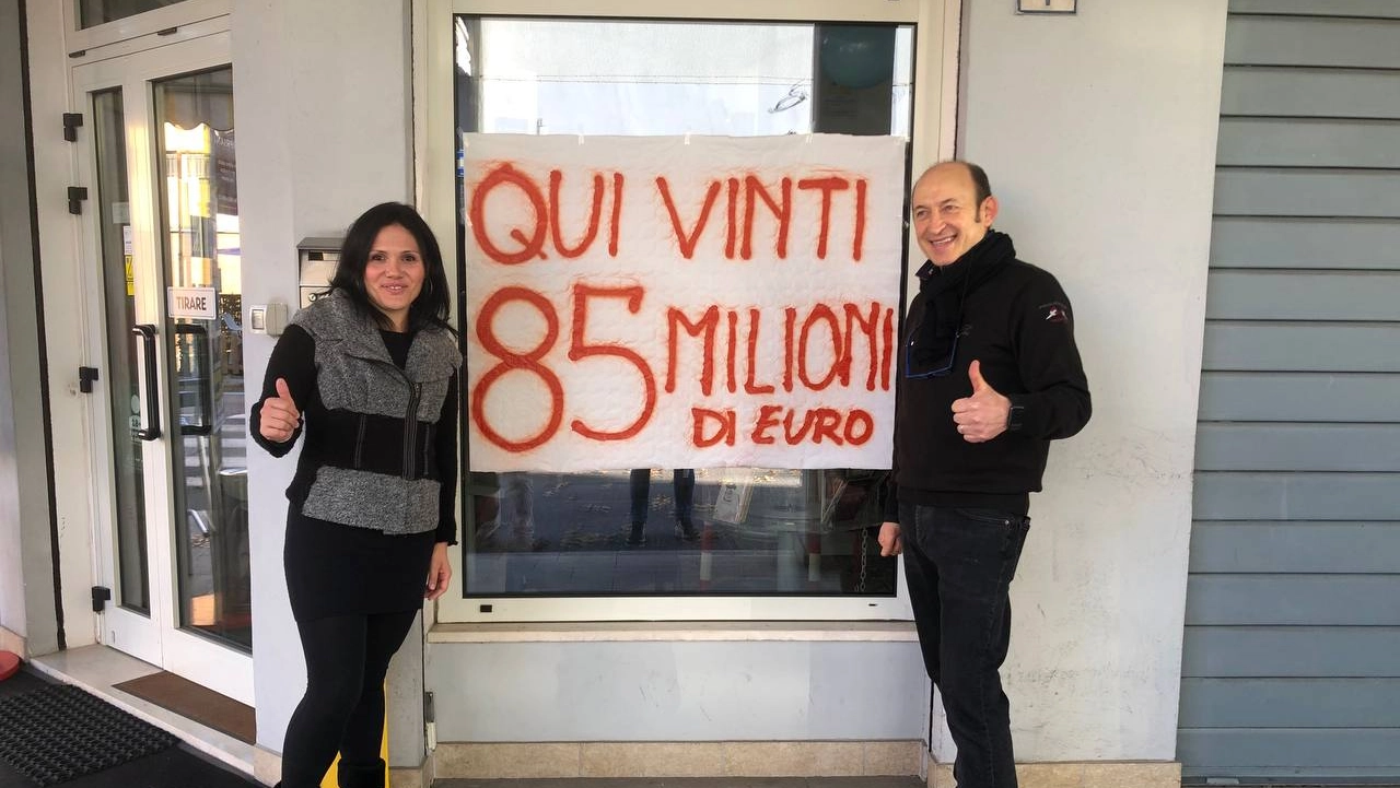 I titolari della ricevitoria di Rovigo, dove sono stati vinti 85 milioni di euro al Superenalotto (foto Mario Tosatti)