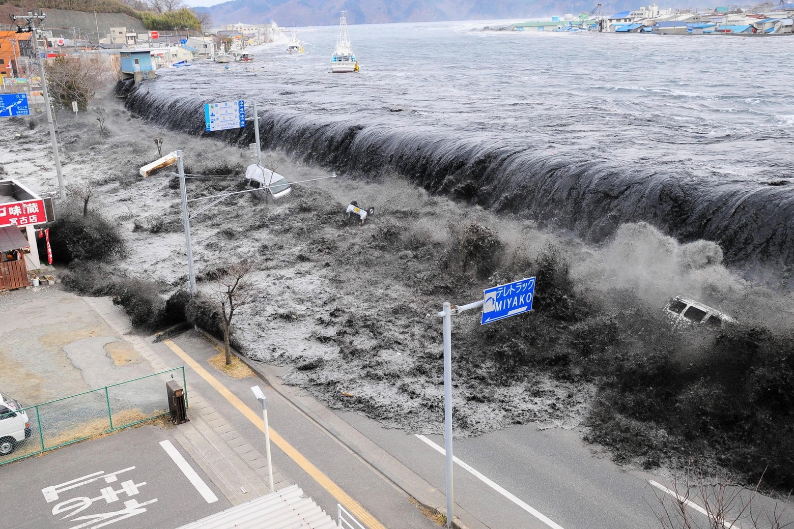 Un'immagine dello tsnunami scatenato dal terremoto a Fukushima l'11 marzo 2011 (Ansa)