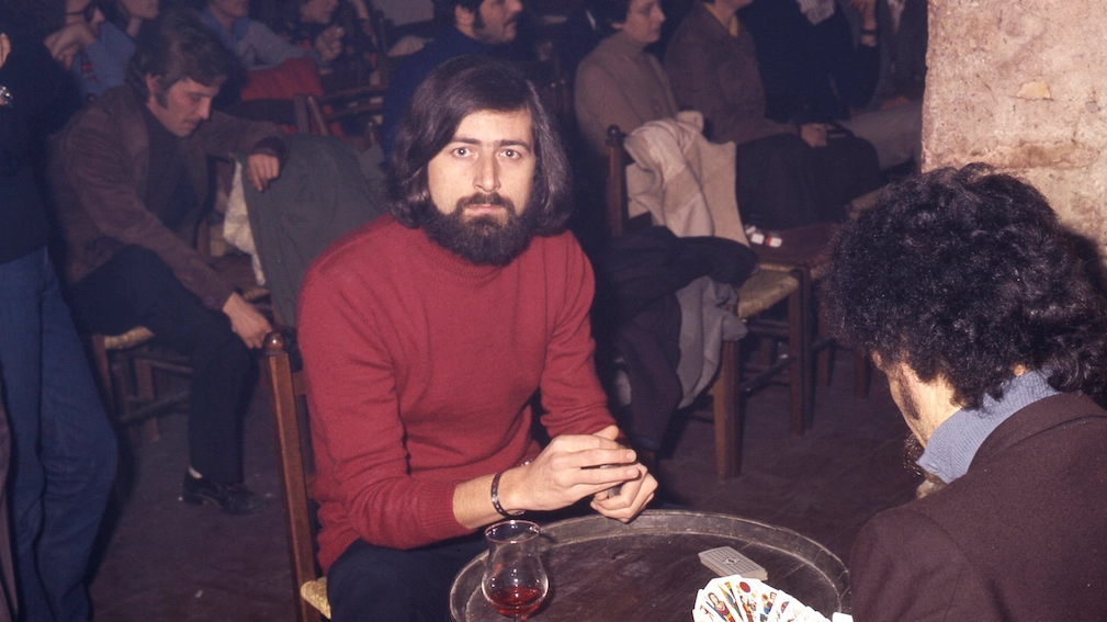 Un giovane Francesco Guccini all’osteria delle Dame di Bologna (1972)