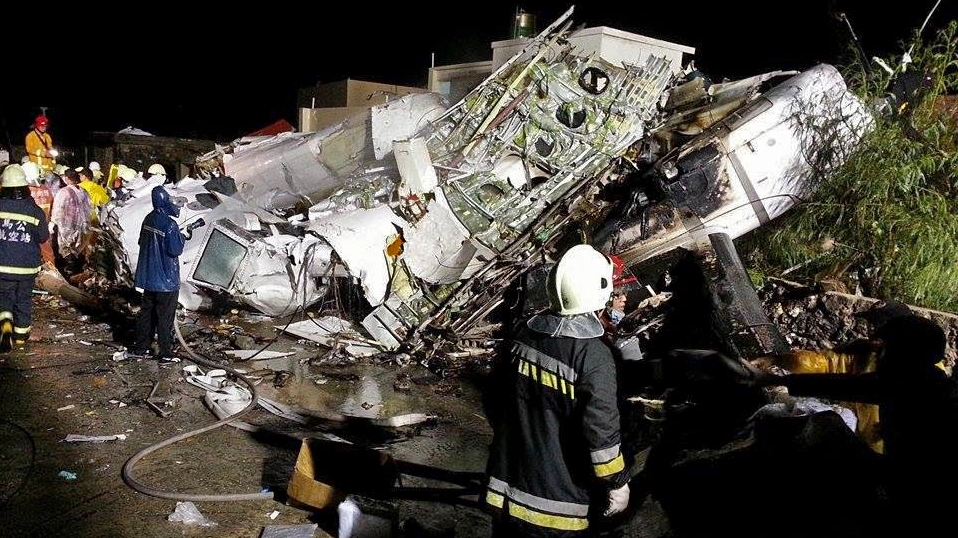 Soccorritori al lavoro tra i rottami dell'aereo TransAsia schiantatosi a Taiwan (Ap)