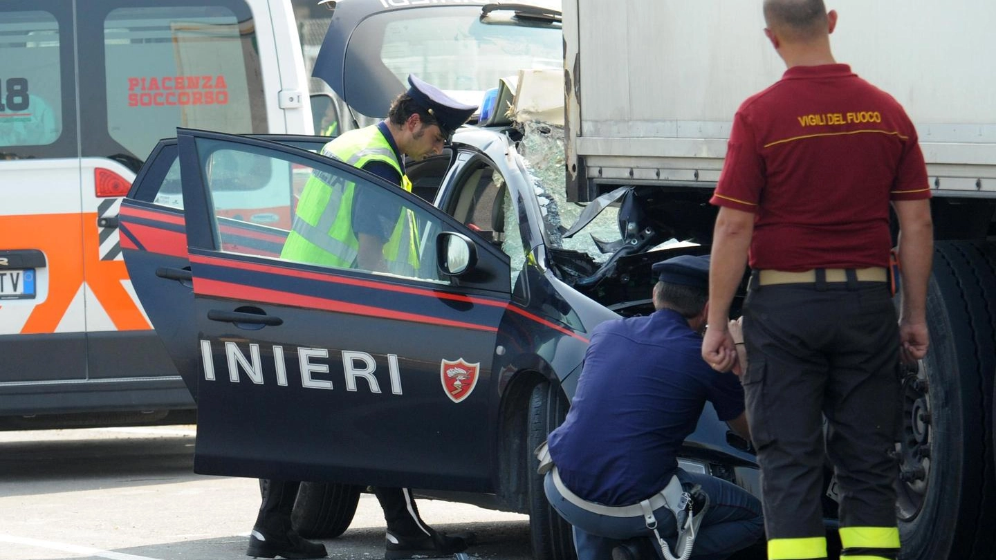 L'auto dei carabinieri finita sotto il Tir (Ansa)