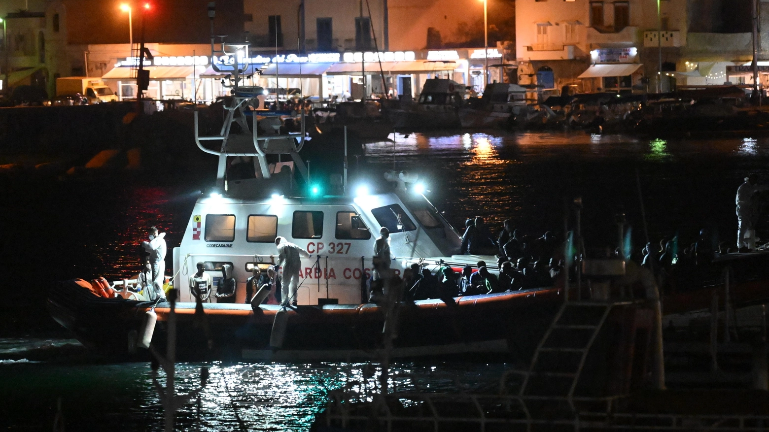 La Guardia costiera trasferisce un gruppo di migranti soccorsi sull'isola di Lampedusa (Ansa)