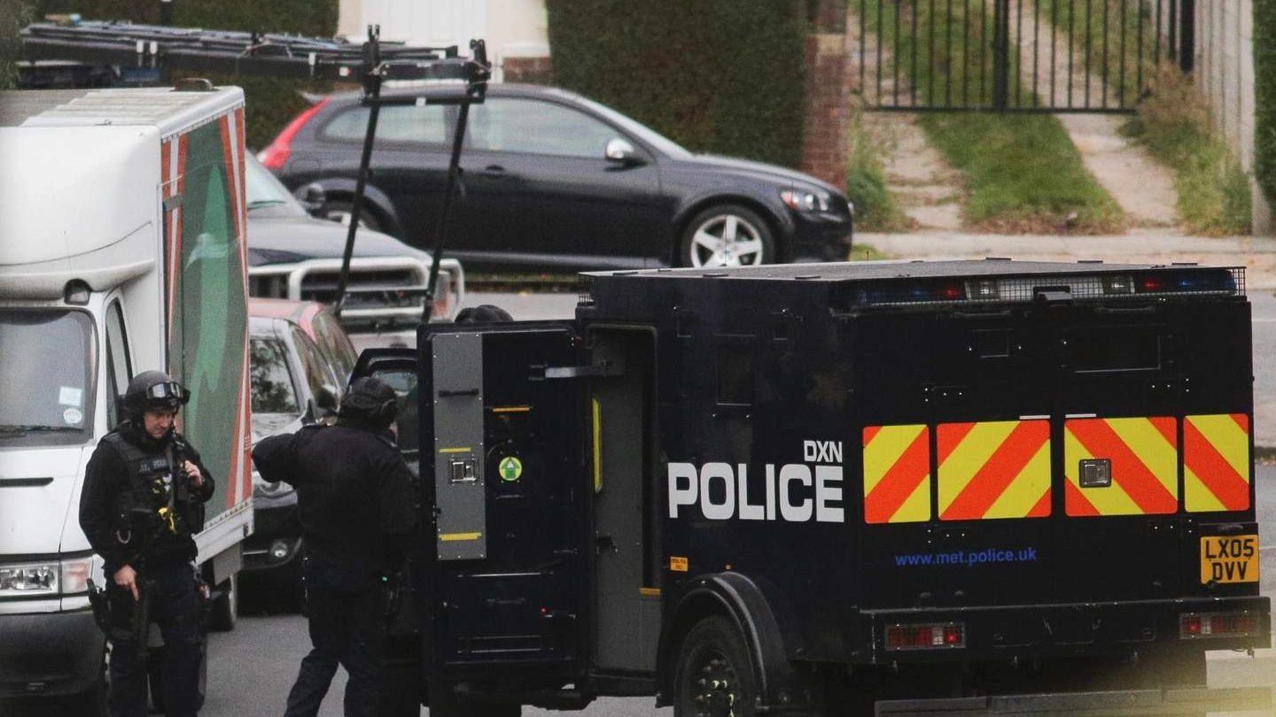 Londra, polizia assedia una casa: persona con 'oggetti pericolosi' (Afp)