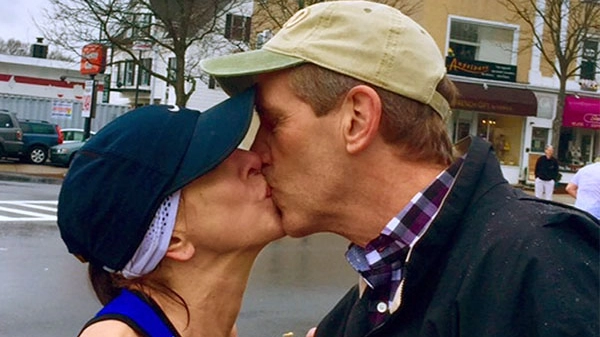 Bacio alla maratona di Boston