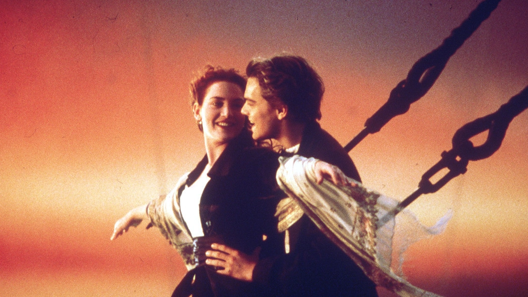 Jack e Rose in una celebre scena del film 'Titanic'