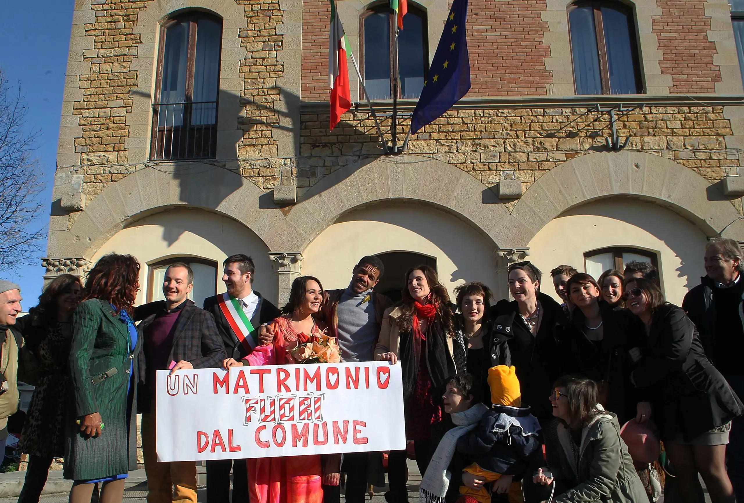 Terremoto, ventisei micro-scosse nella notte, matrimonio celebrato all'aperto per sicurezza / VIDEO