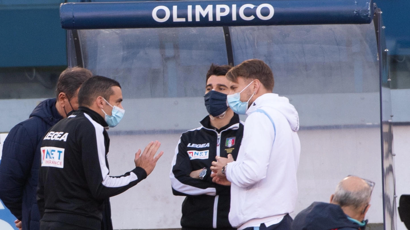 Olimpico, l'arbitro Piccinini parla con il capitano della Lazio Immobile (Ansa) 