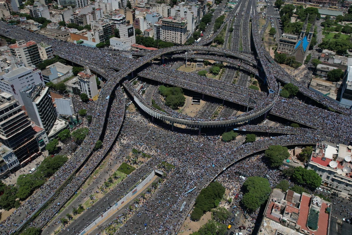 Strade di Buenos Aires invase dalla folla