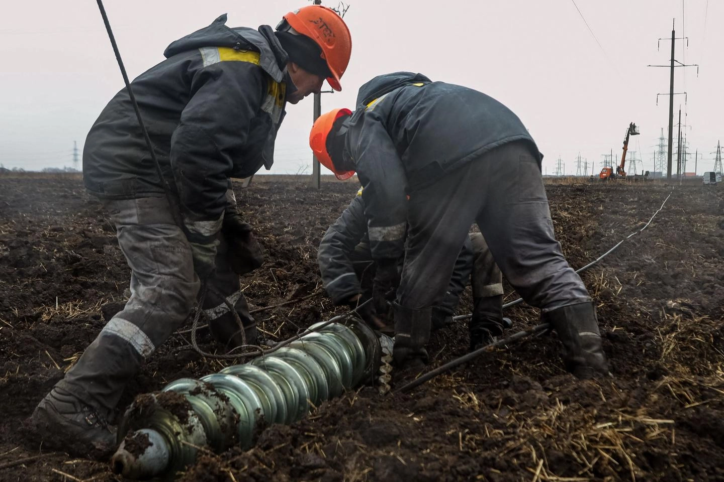 Lavoratori riparano reti elettriche vicino a Odessa (Afp)