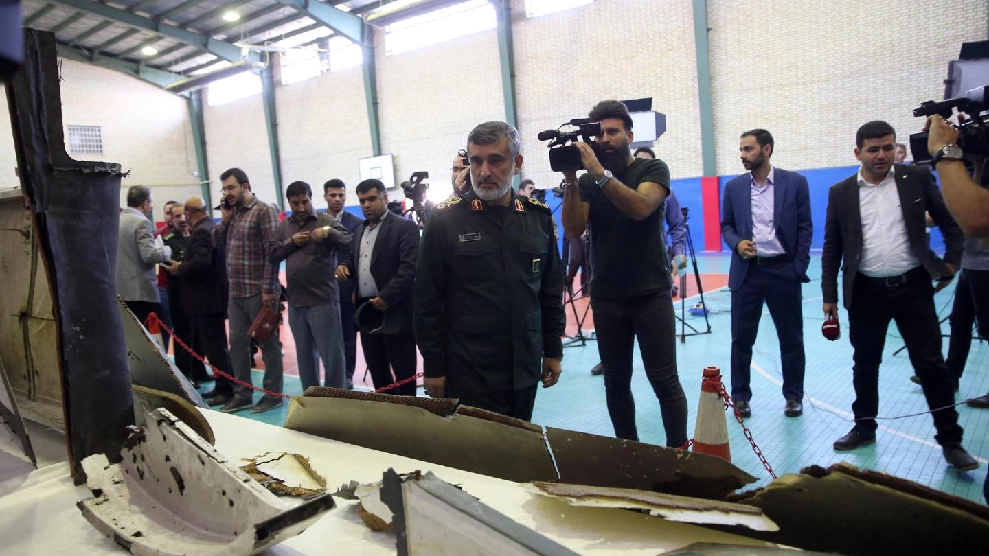 Teheran mostra i resti del drone Usa abbattuto (Ansa)