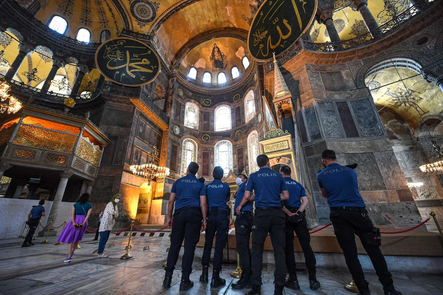 Agenti della polizia turca all'interno di Santa Sofia (Ansa)