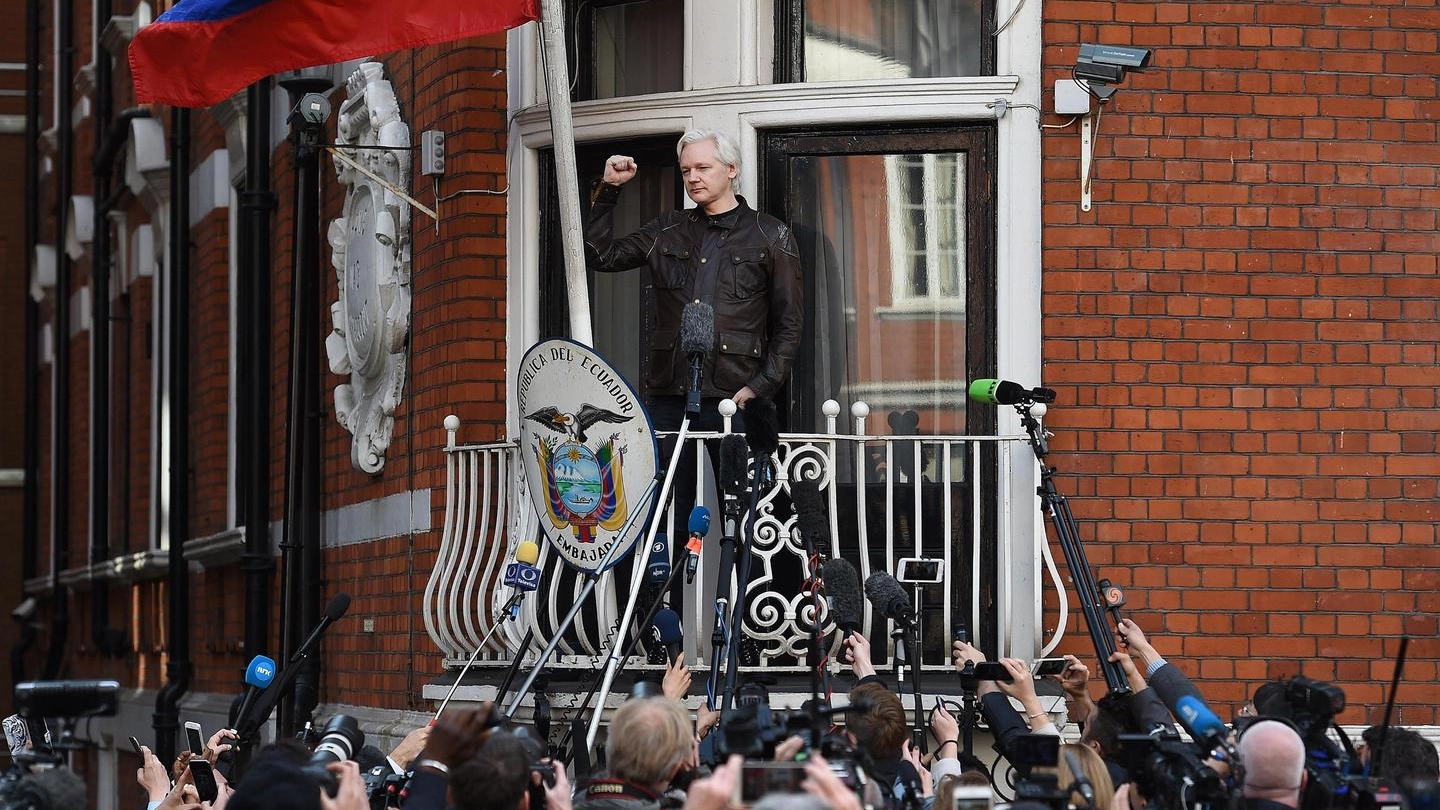 Assange alla finestra dell'ambasciata dell'Ecuador a Londra (Ansa)
