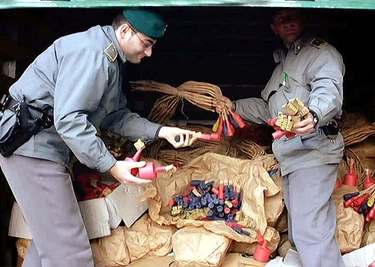 Roma, maxi sequestro di botti e fuochi d’artificio: trovate 6 tonnellate di materiale esplosivo in tre furgoni