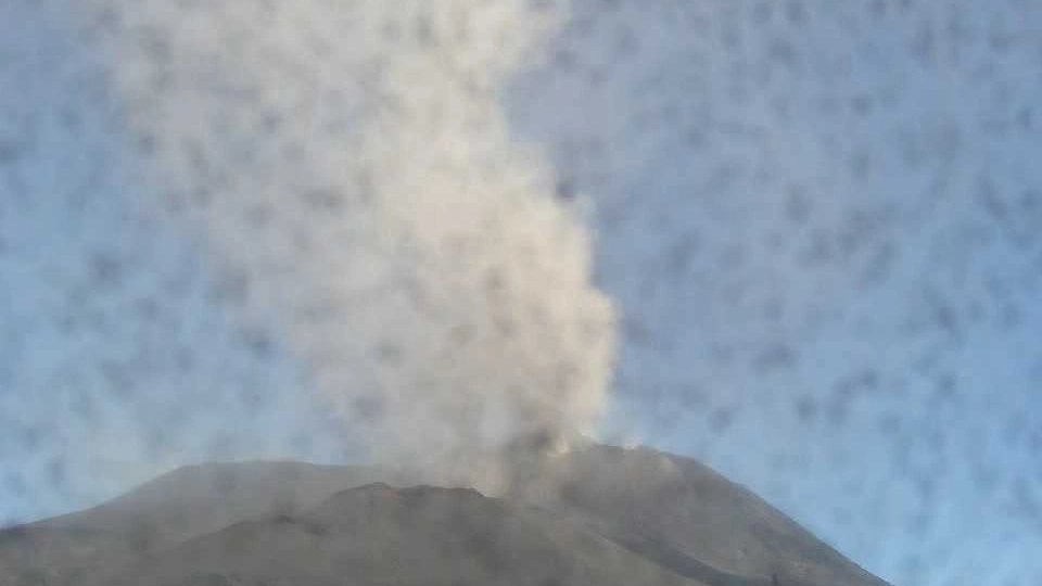 Etna, la nube di cenere dal Nuovo Cratere di Sud Est (video Ingv-Catania)