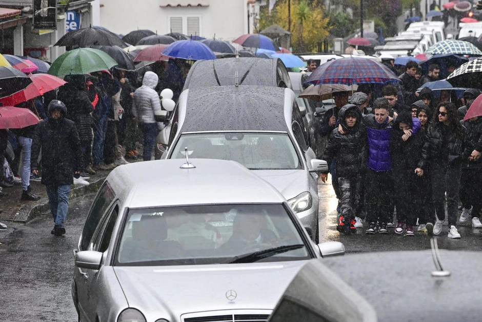 I funerali delle vittime della frana di Casamicciola, l'intera famiglia Monti