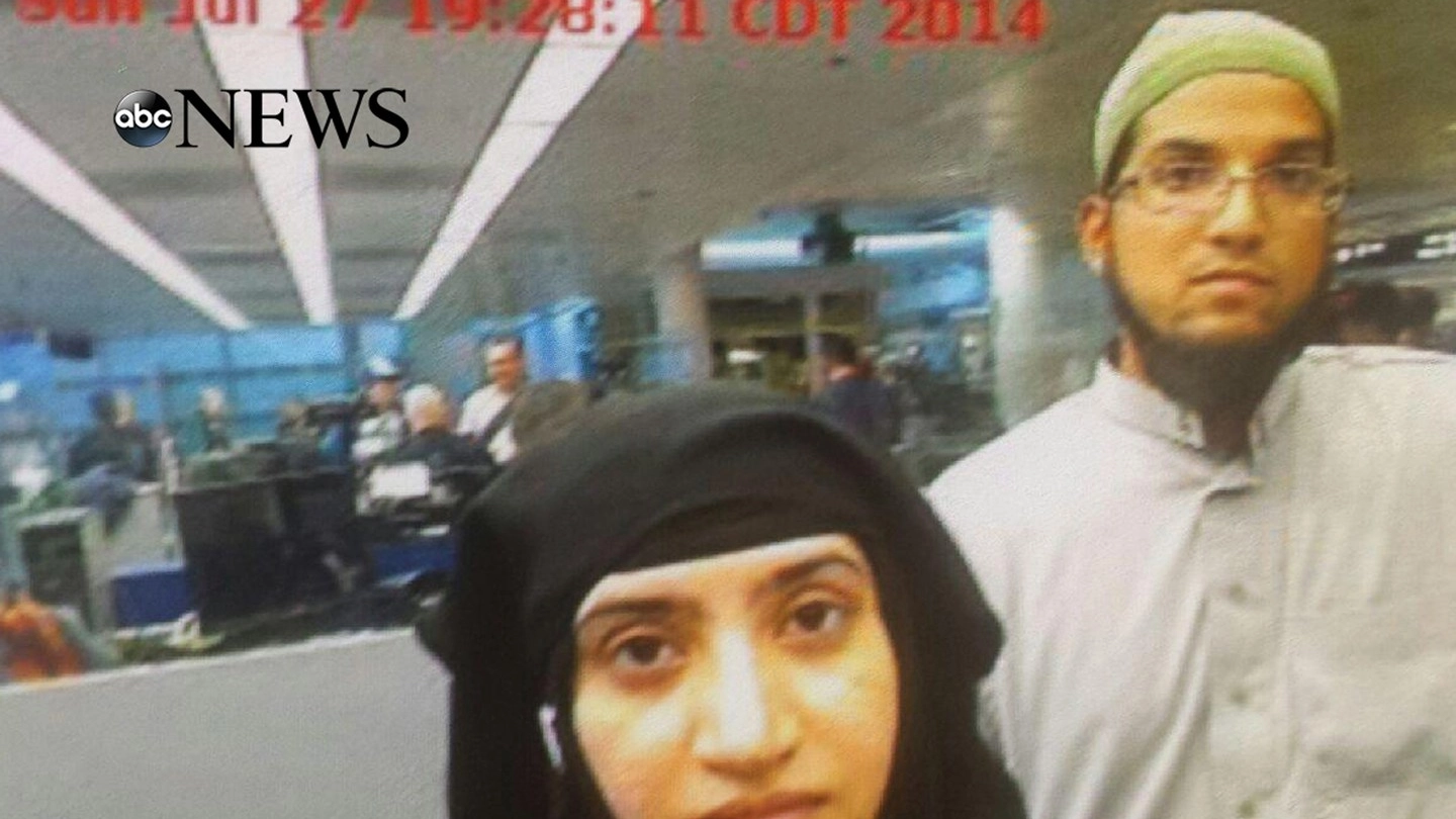California, la coppia di killer ripresi all'aeroporto: tornavano dall'Arabia (Afp/Abc)