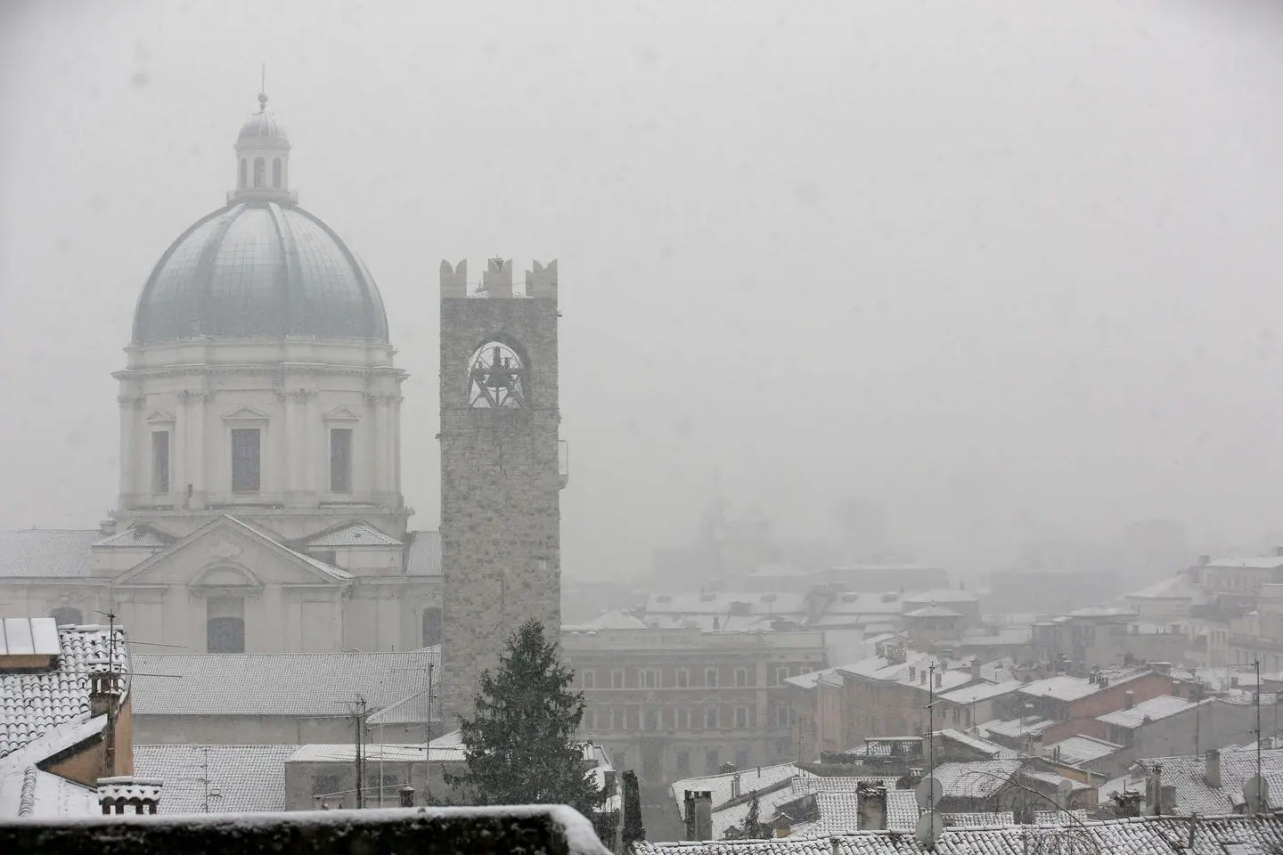 Neve a Brescia: la città imbiancata