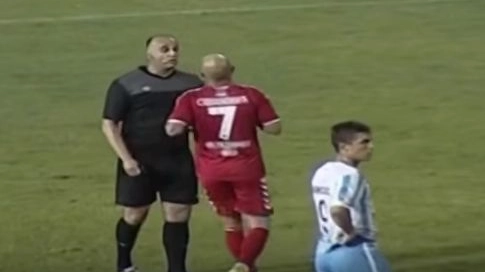L'arbitro serbo Srdjan Obradovic fischia rigore inesistente (da youtube)