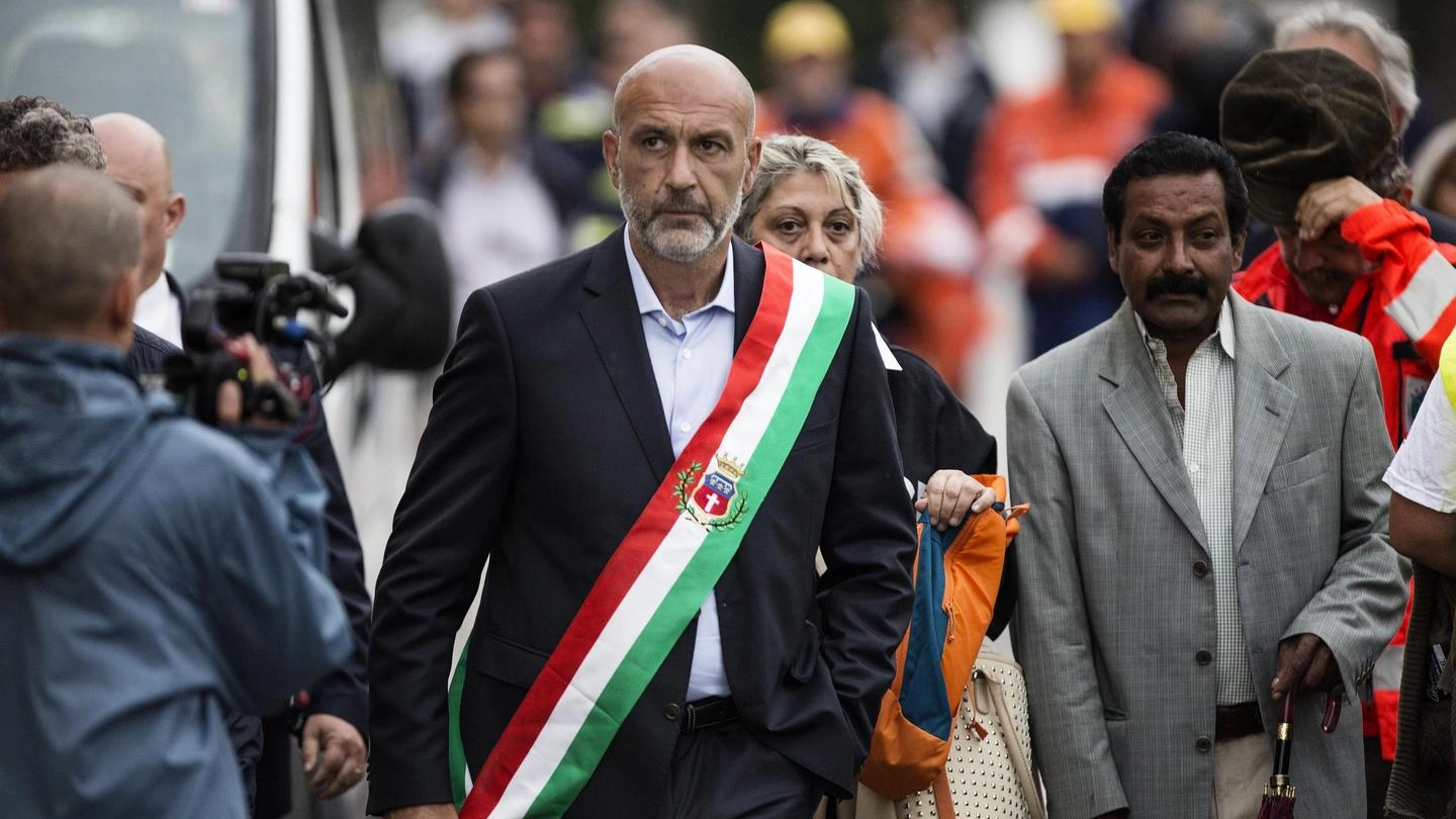 Sergio Pirozzi, sindaco di Amatrice, ai funerali delle vittime del sisma (Ansa)