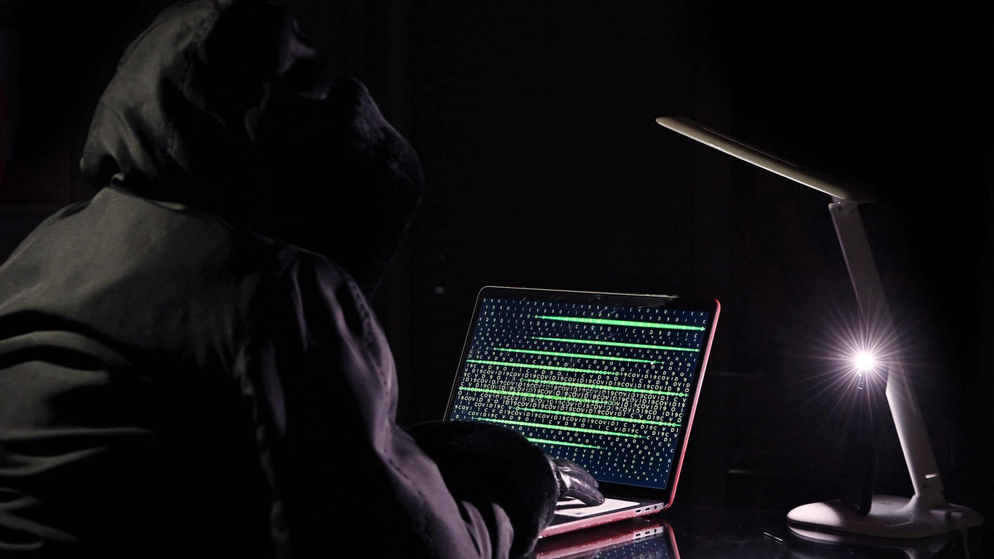 Un hacker impegnato in un attacco informatico (Ansa)