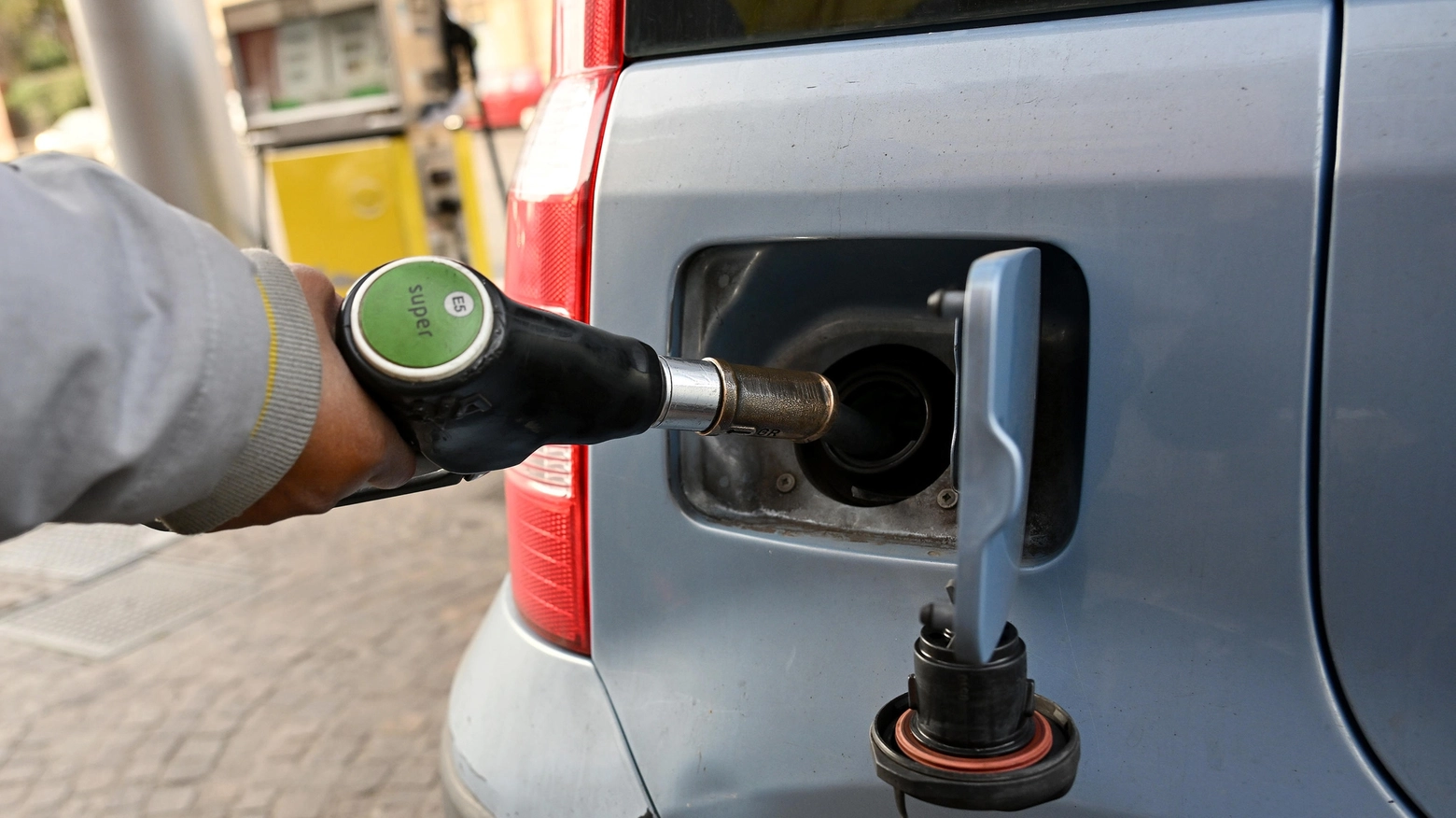 Il costo medio del carburante è sceso a 1,81 un livello così “basso” non si raggiungeva da metà maggio