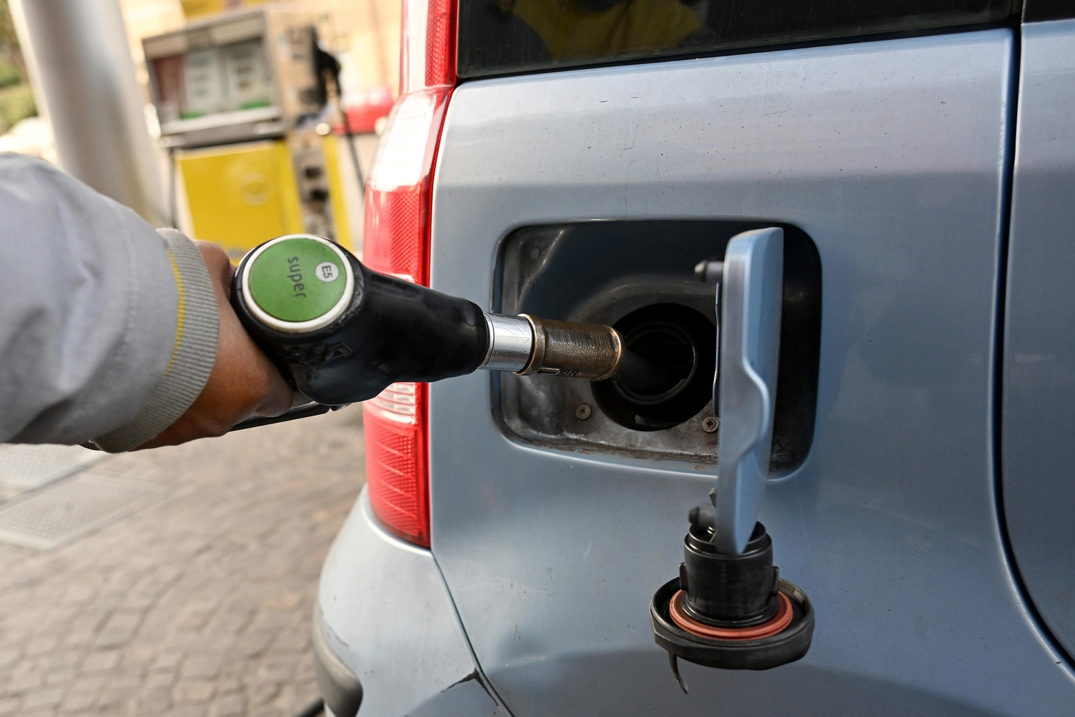 Benzina, raggiunto il prezzo medio più basso da inizio anno (Ansa)