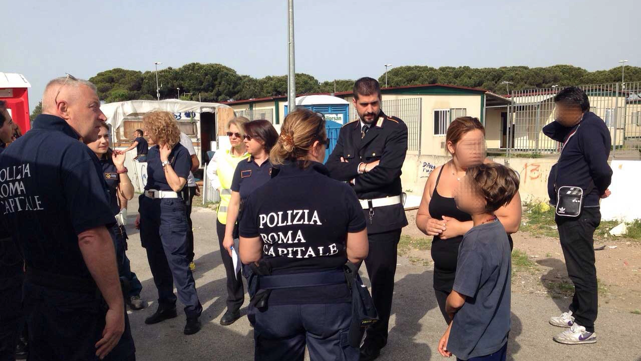 La polizia municipale di Roma in un campo rom (Dire)