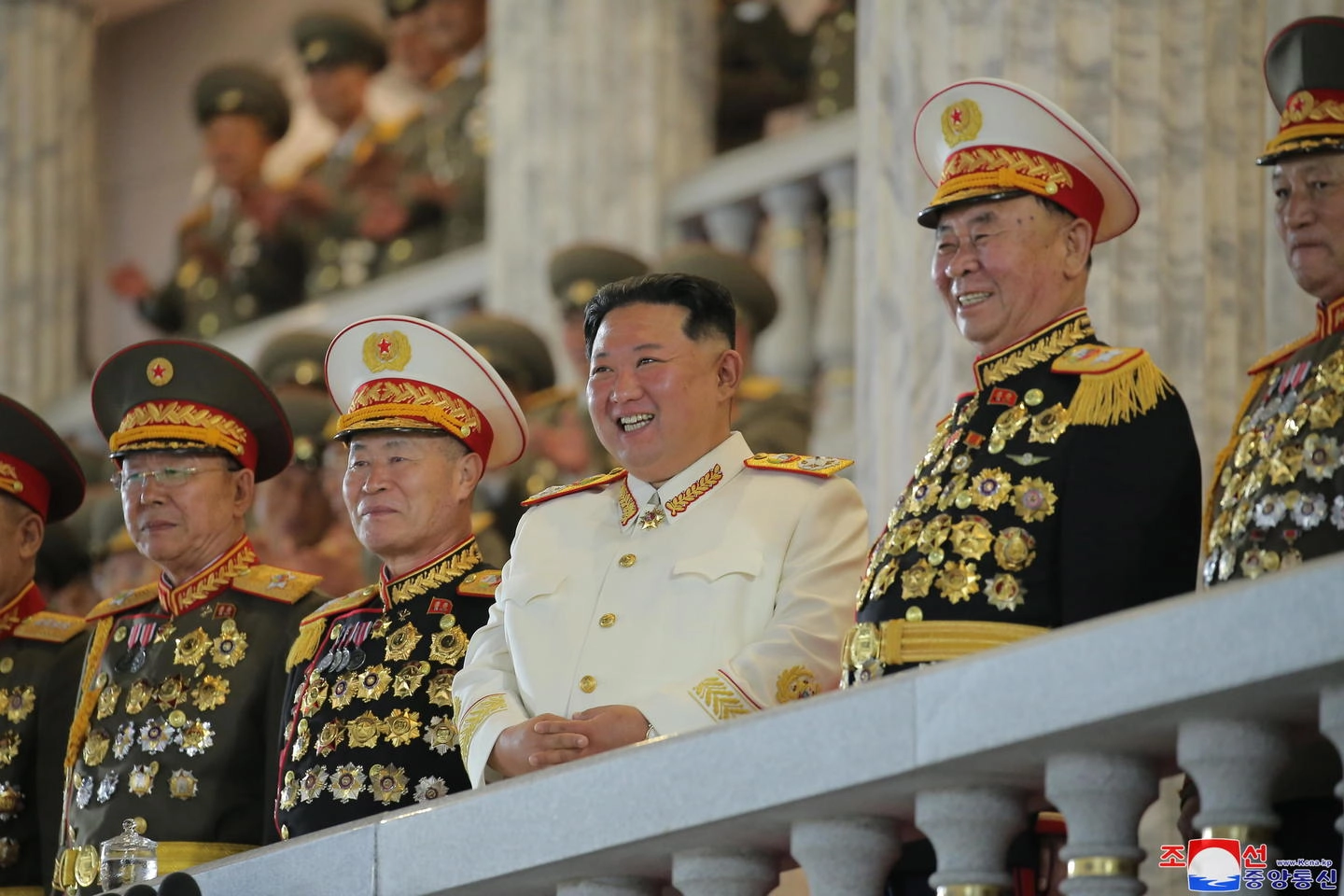 Kim Jong un alla parata militare (Ansa)