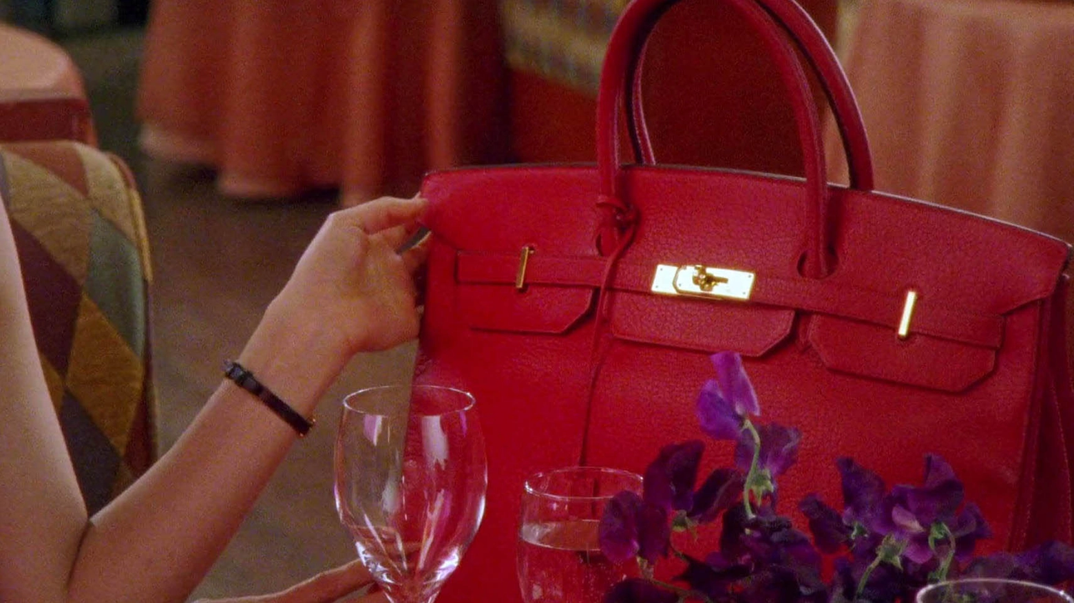 Un modello in rosso della tote bag Birkin di Hermes in un episodio di 'Sex and the city'