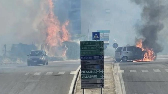 La Sicilia ripiomba nell’incubo incendi. Il fuoco minaccia le case a Palermo