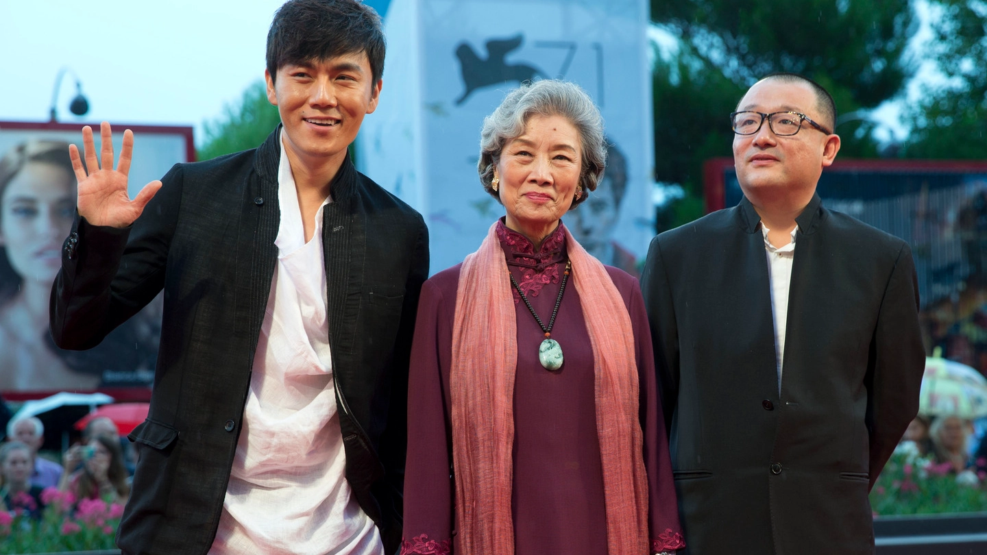 Gli attori Qin Hao e Lu Zhong e il regista Wang Xiaoshuai alla Mostra del cinema di Venezia (Ap)