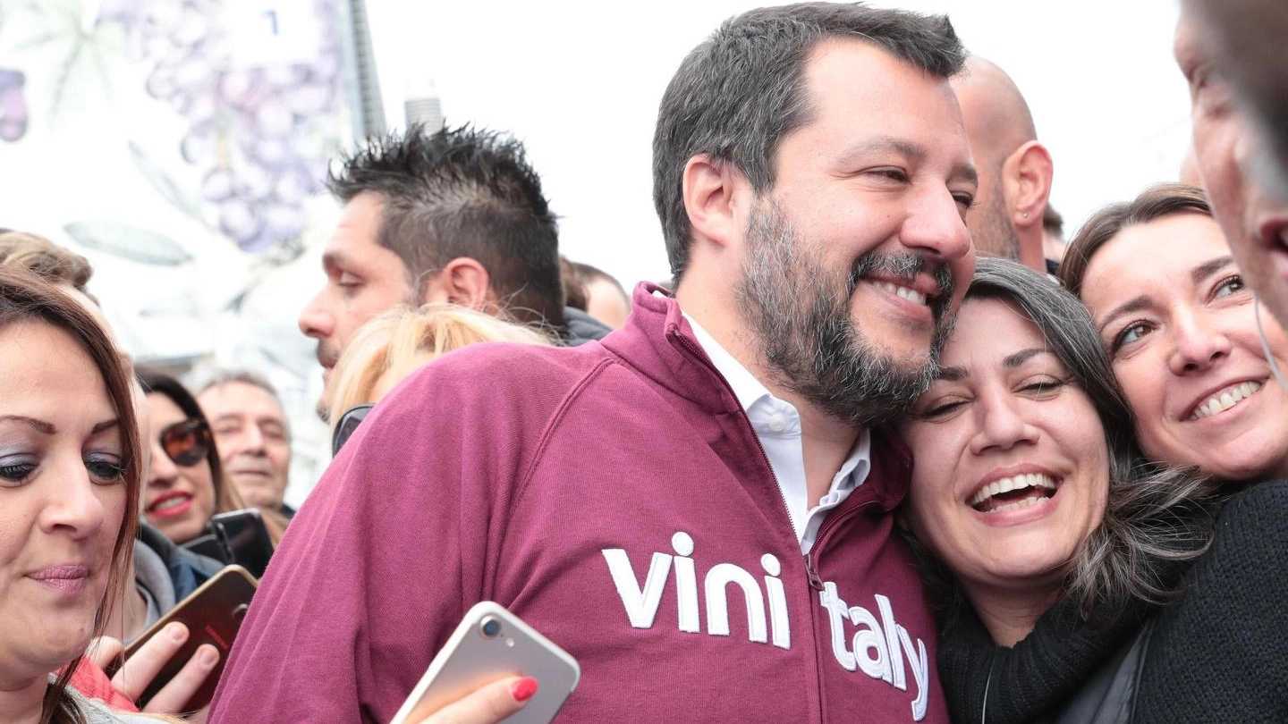 Selfie di Salvini al Vinitaly di Verona (Ansa)