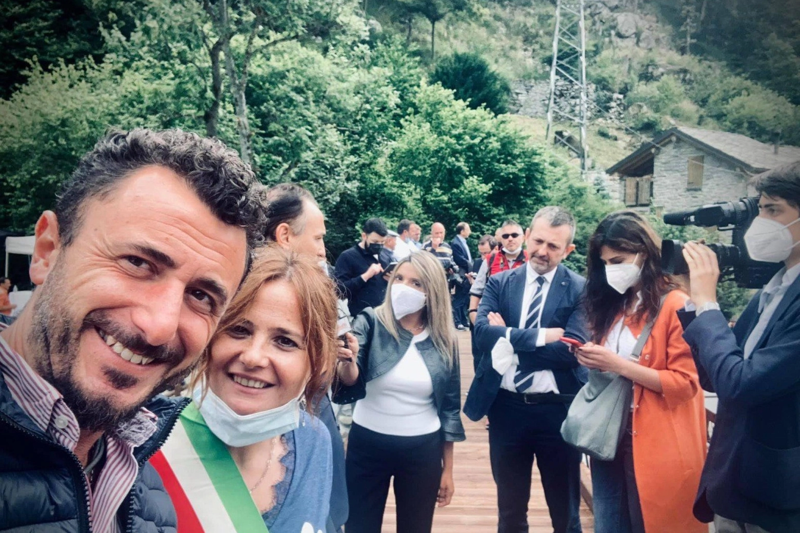 Emanuele Pozzolo con Andrea Delmastro Delle Vedove e Francesca Delmastro Delle Vedove, in una foto tratta da Facebook (Ansa)